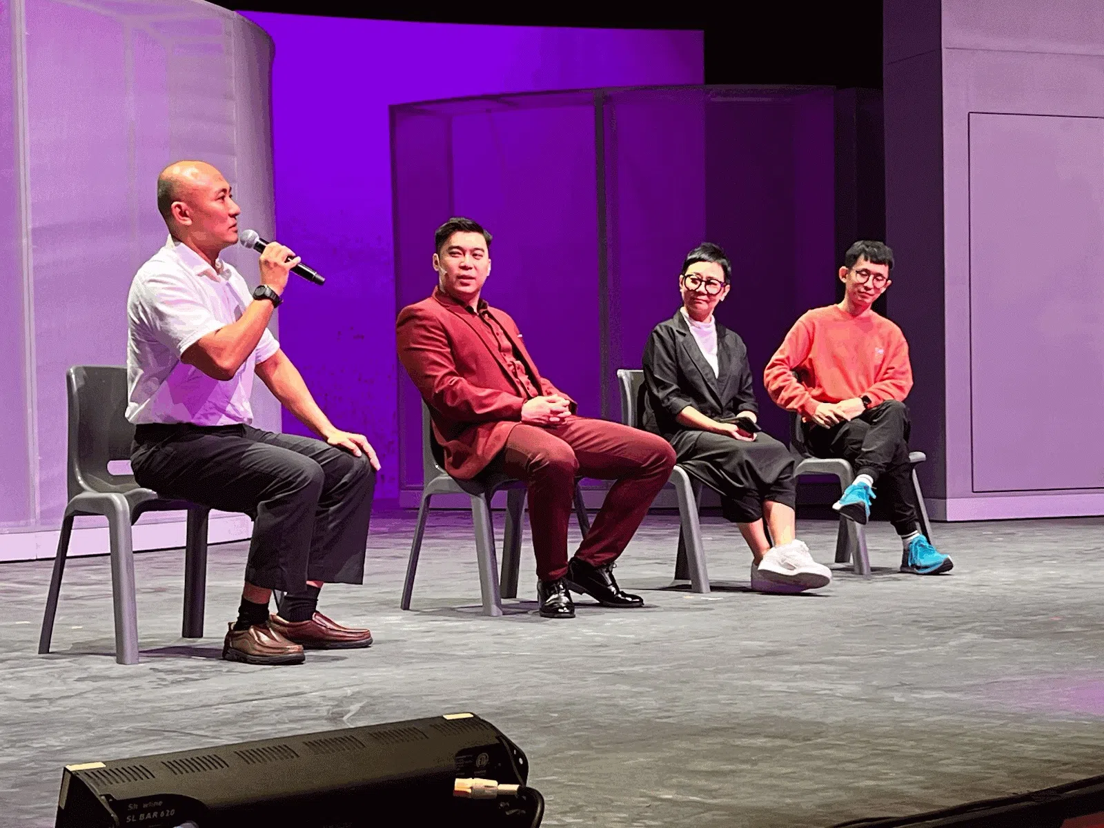 4月18日，华侨中学中学部华文科主任杨振光担任演后交流会的主持人，让主演游惟杰（左二）、导演韩雪卿（右二）以及编舞吴守益（右一）和学生深度交流。（推广华文学习委员提供）