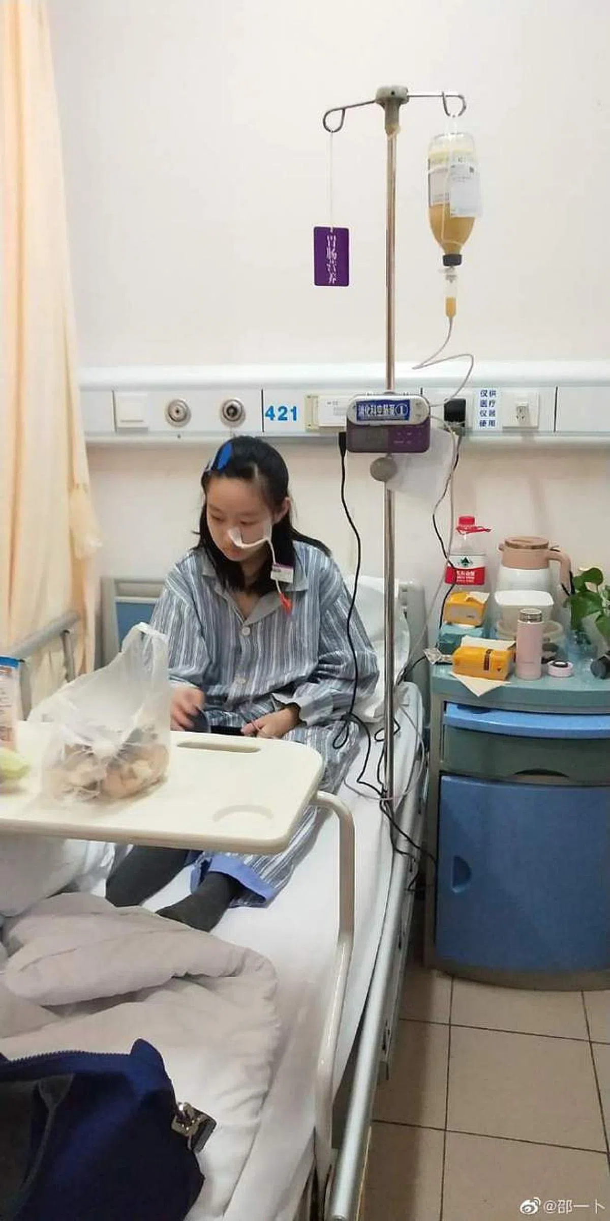 邵一卜因在学校被霸凌而尝试轻生，妈妈暴怒揭露校园丑行。（取自艺人微博）