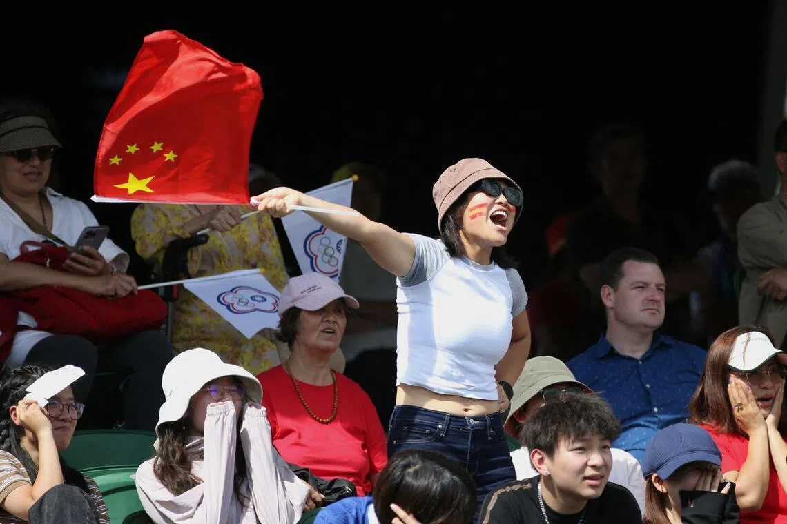 这场“两岸交锋”也延续到了珀斯矩形球场的看台之上。（法新社）