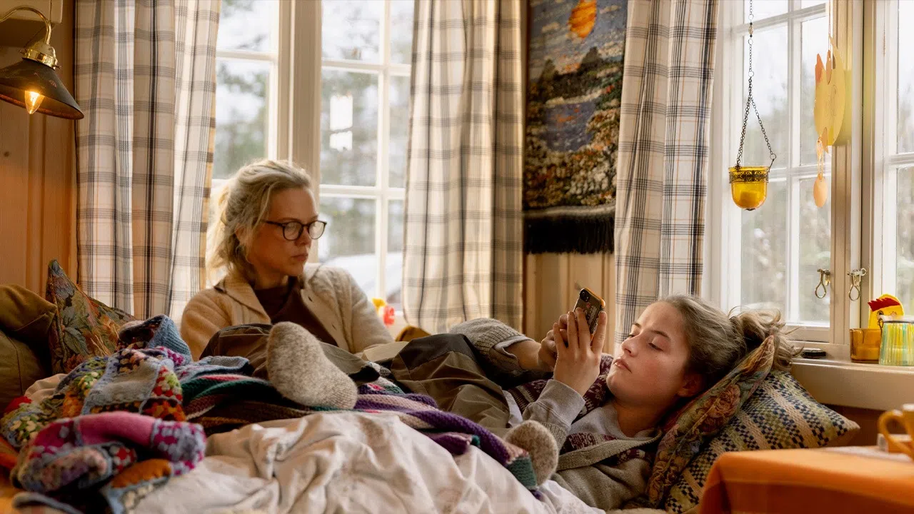 影片中刻画的母女关系尤为真实细腻。（取自The Projector网页）