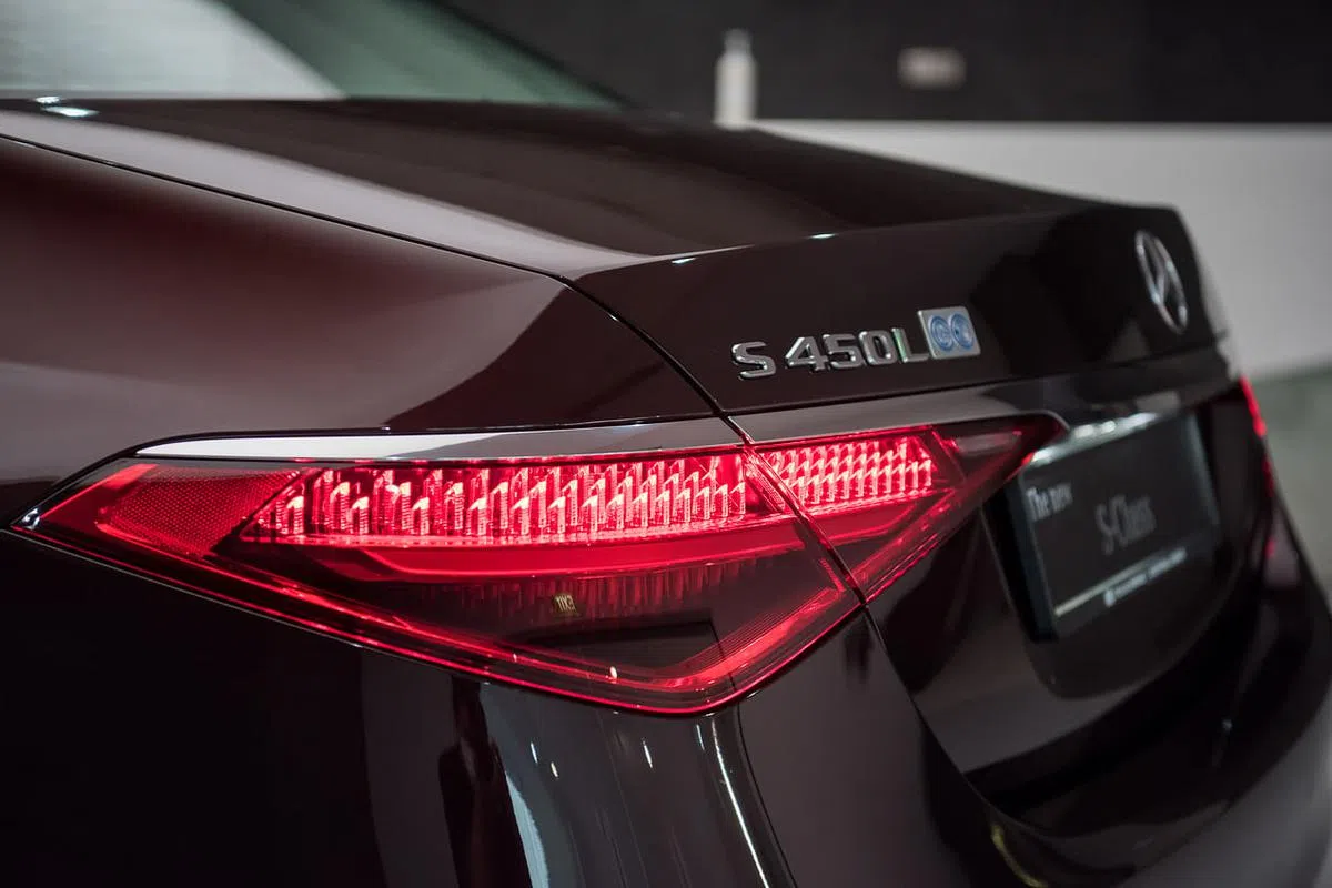 尾灯内部的立体钻石切割光柱是造型上的一大亮点。