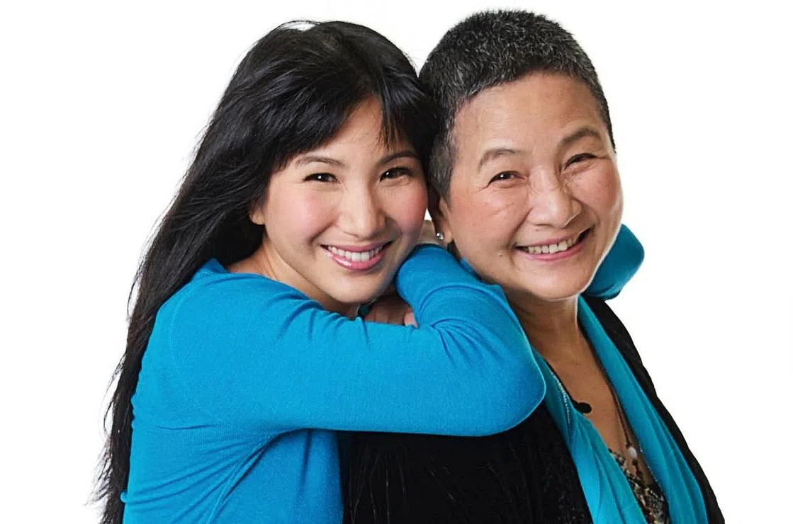 原子鏸（左）年初在IG分享跟妈妈的合照，为77岁的郑佩佩（右）祝寿。（取自原子鏸IG）