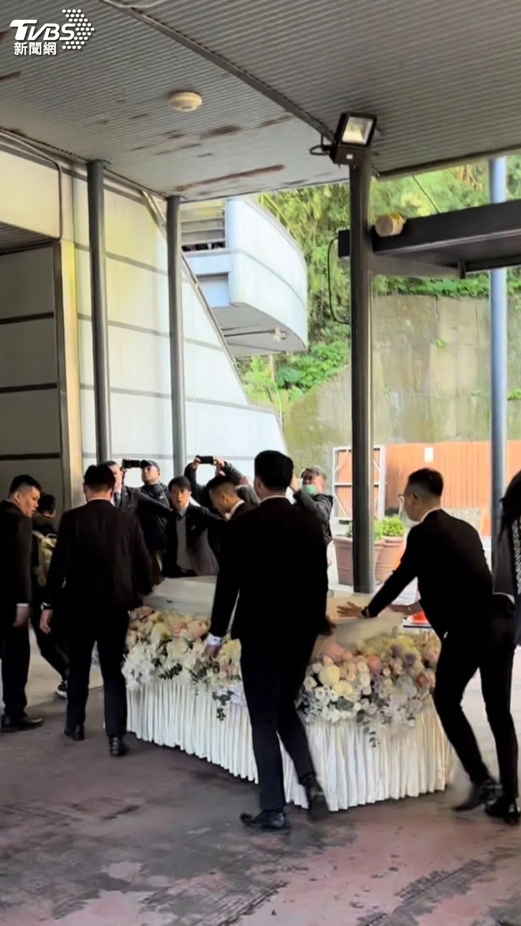 琼瑶棺木移往火葬场。（TVBS新闻网）