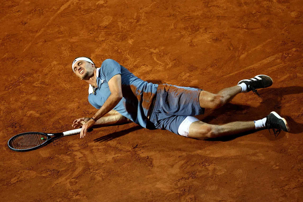 兹维列夫一度在比赛中跌倒受伤。（路透社）