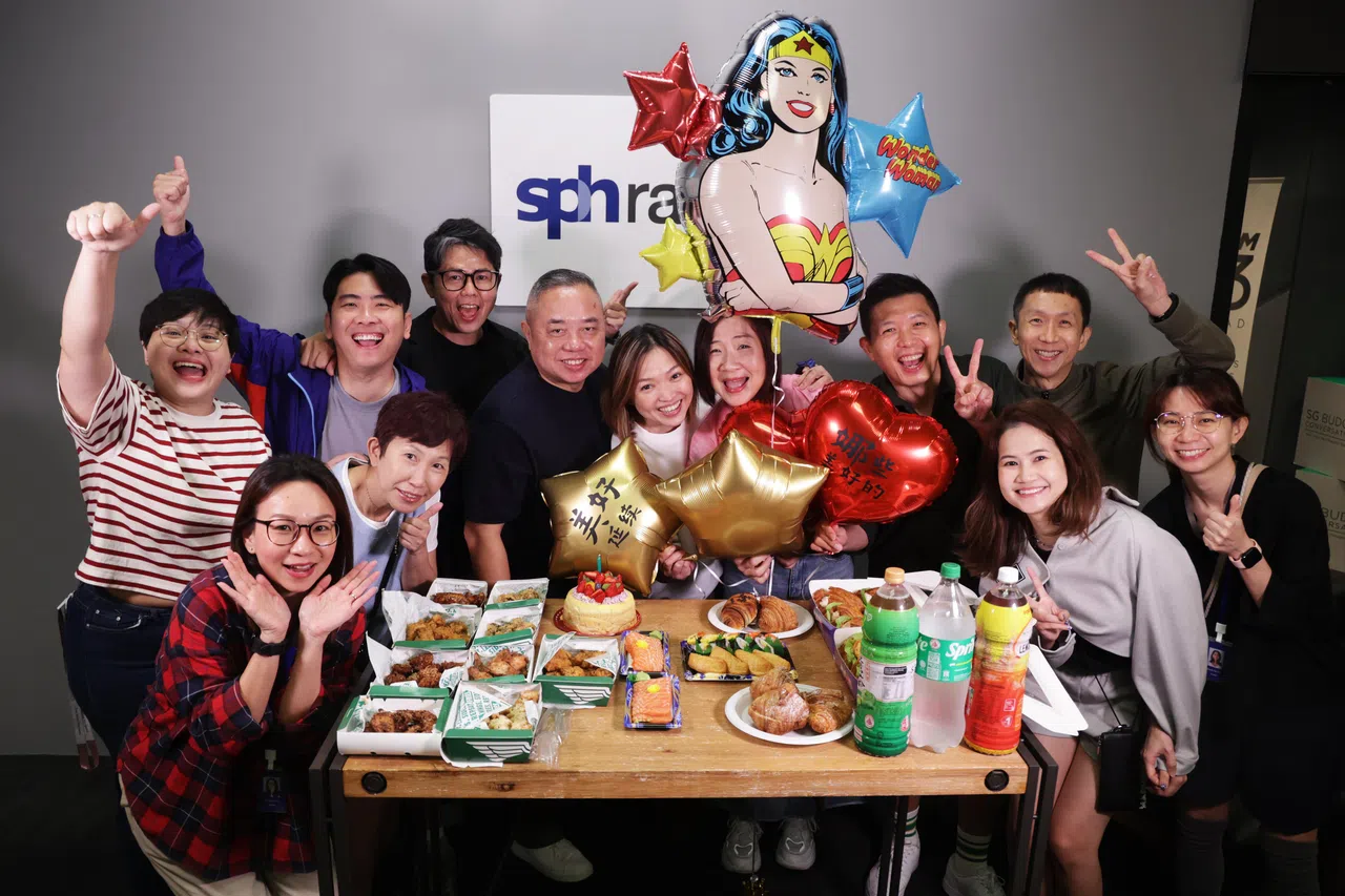 林安娜6月14日最后一次主持《娜些美好的》，电台96.3好FM和姐妹台UFM100.3的DJ们现身送惊喜，并提前一天为她庆生。（蔡家增摄）