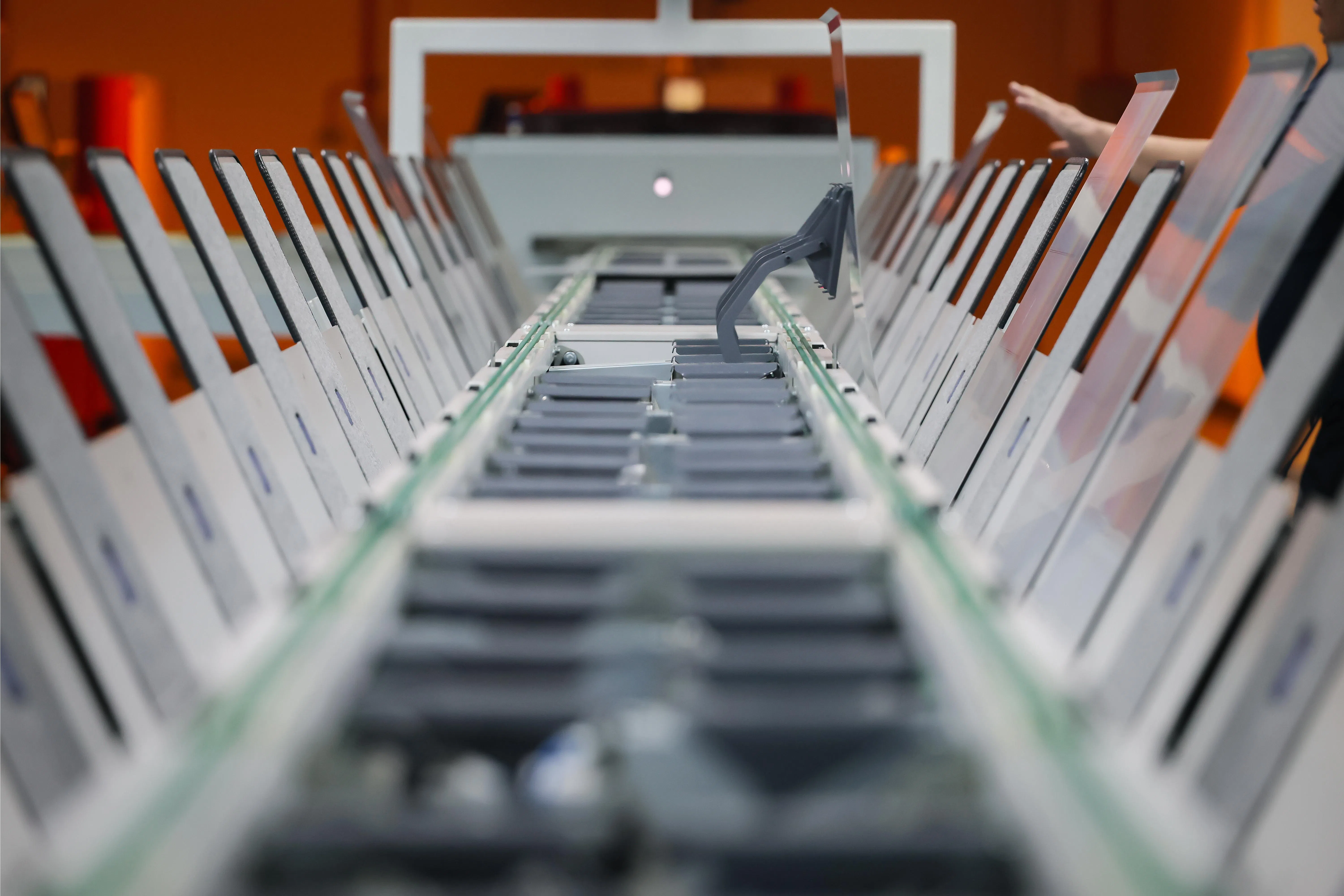 电子版被制成印刷用的长方形铝版，再送至各自位置“待装”。每版含四色（CMYK），对应四张铝板。（龙国雄摄）