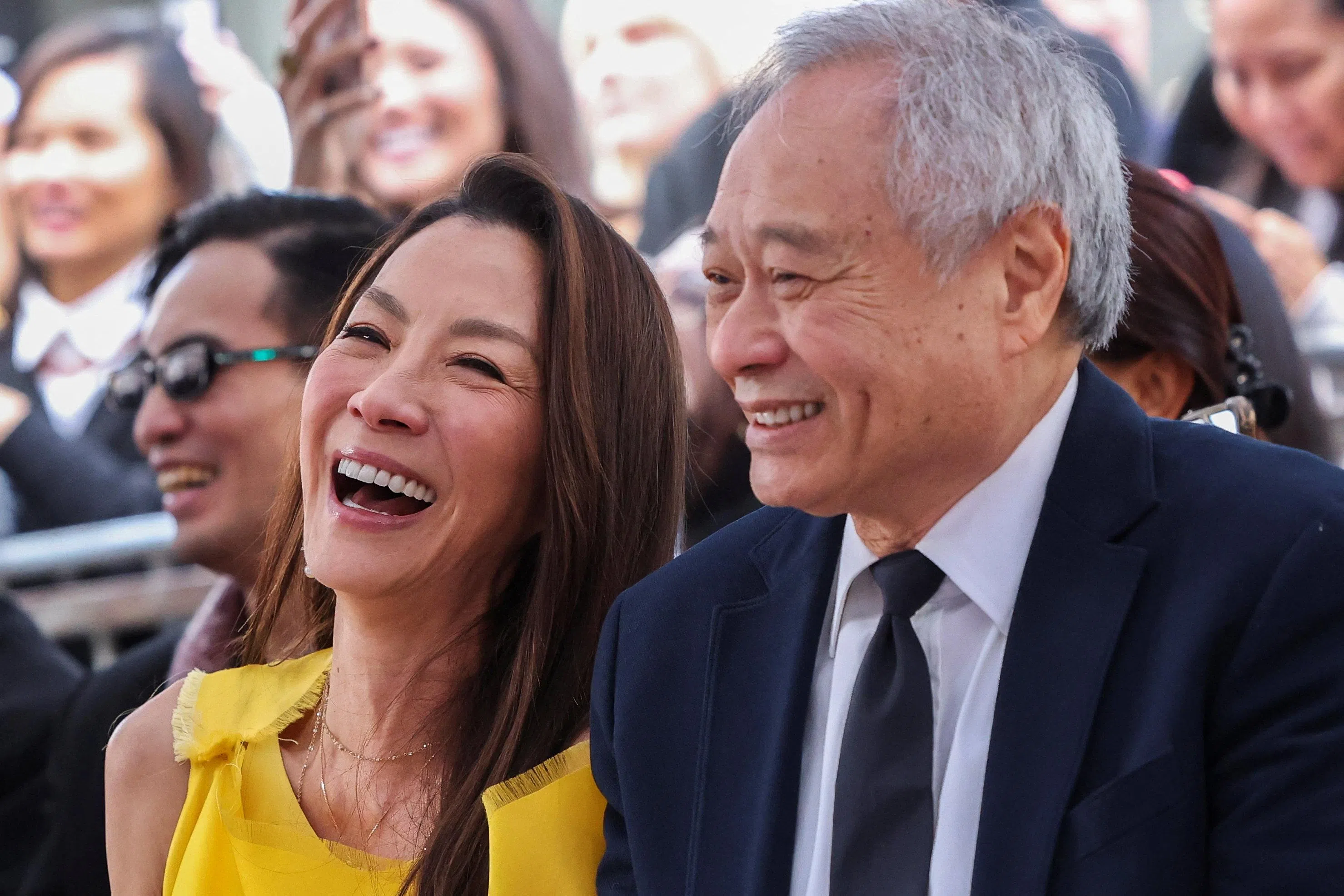 杨紫琼（左）致词时感谢导演李安找她演《卧虎藏龙》，让她从昔日的“打女”变成奥斯卡影后。（路透社）