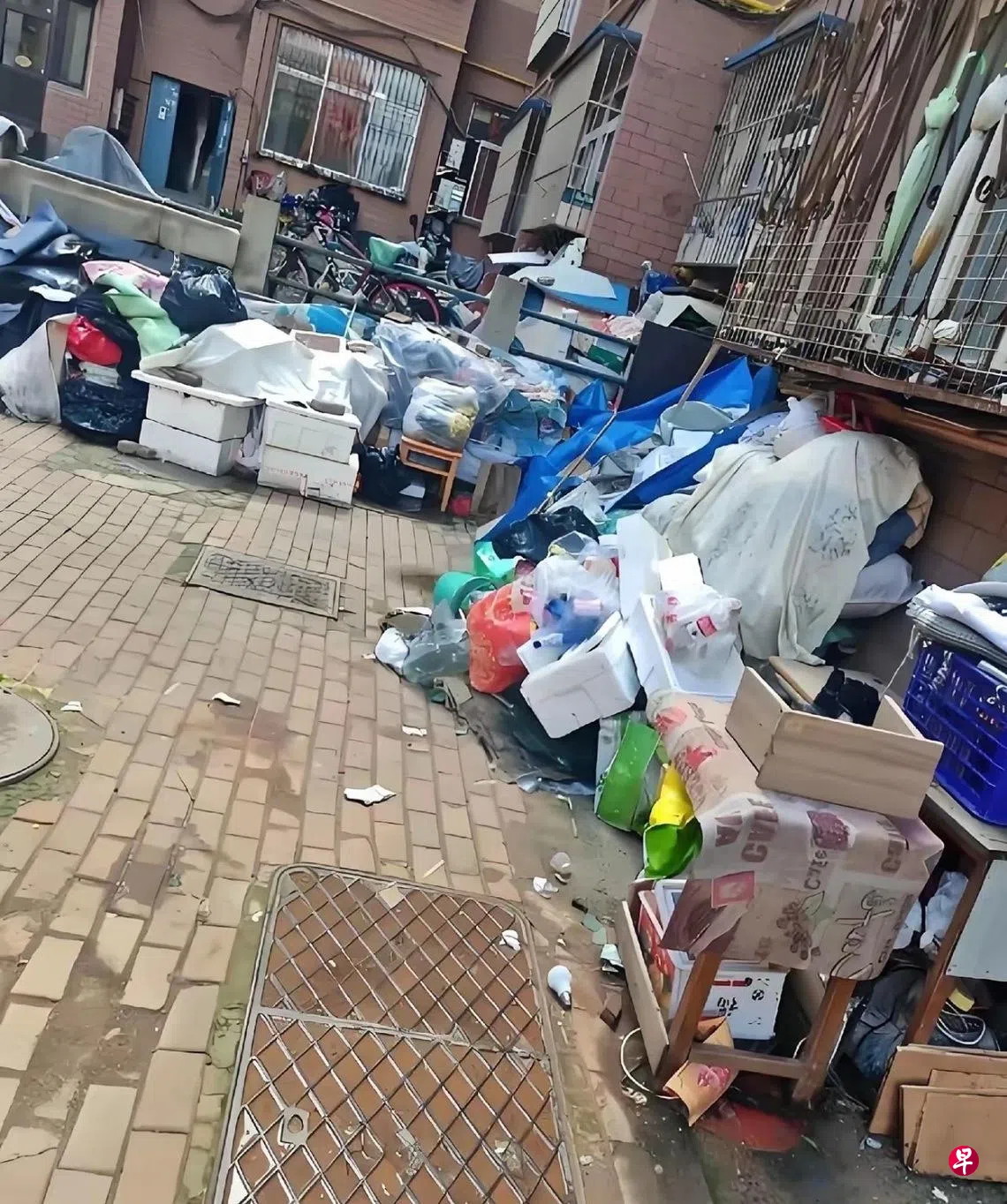 从去年下半年开始，中国多地陆续曝出有物业公司主动撤离小区，今年以来更是频有耳闻。图为物业撤场后，小区楼下堆积如山的垃圾。 （互联网）