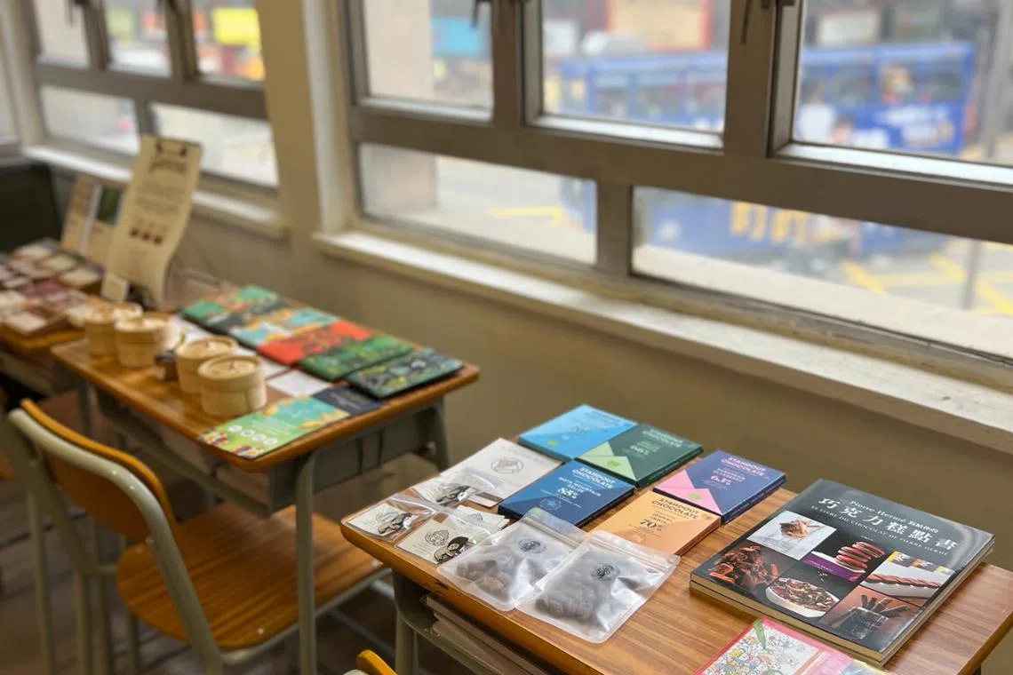 书店的摆书和美食相结合。（叶孝忠摄）