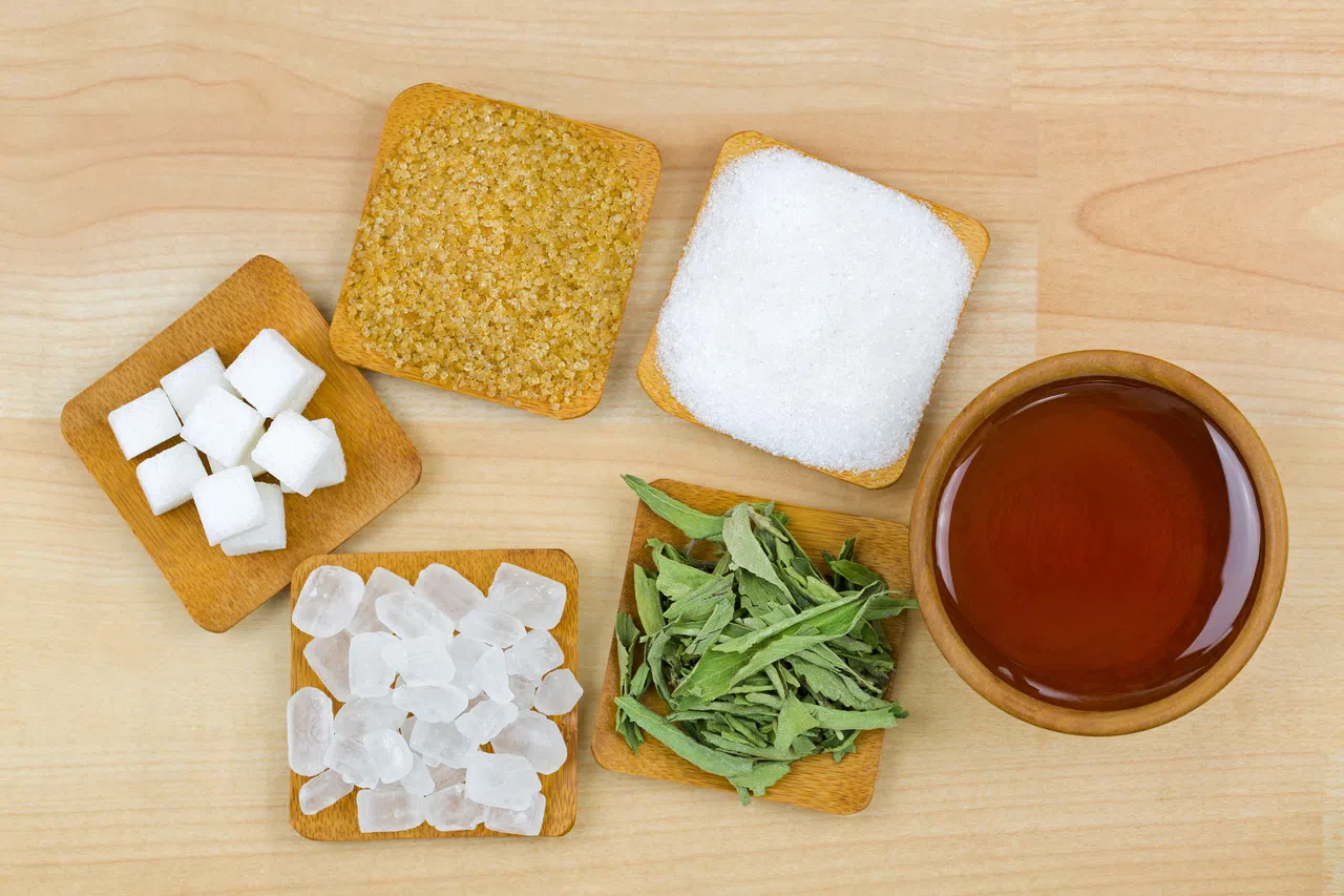白蔗糖、黑糖、冰糖、蜂蜜和甜菊叶都是常见的甜味剂。（iStock图片）