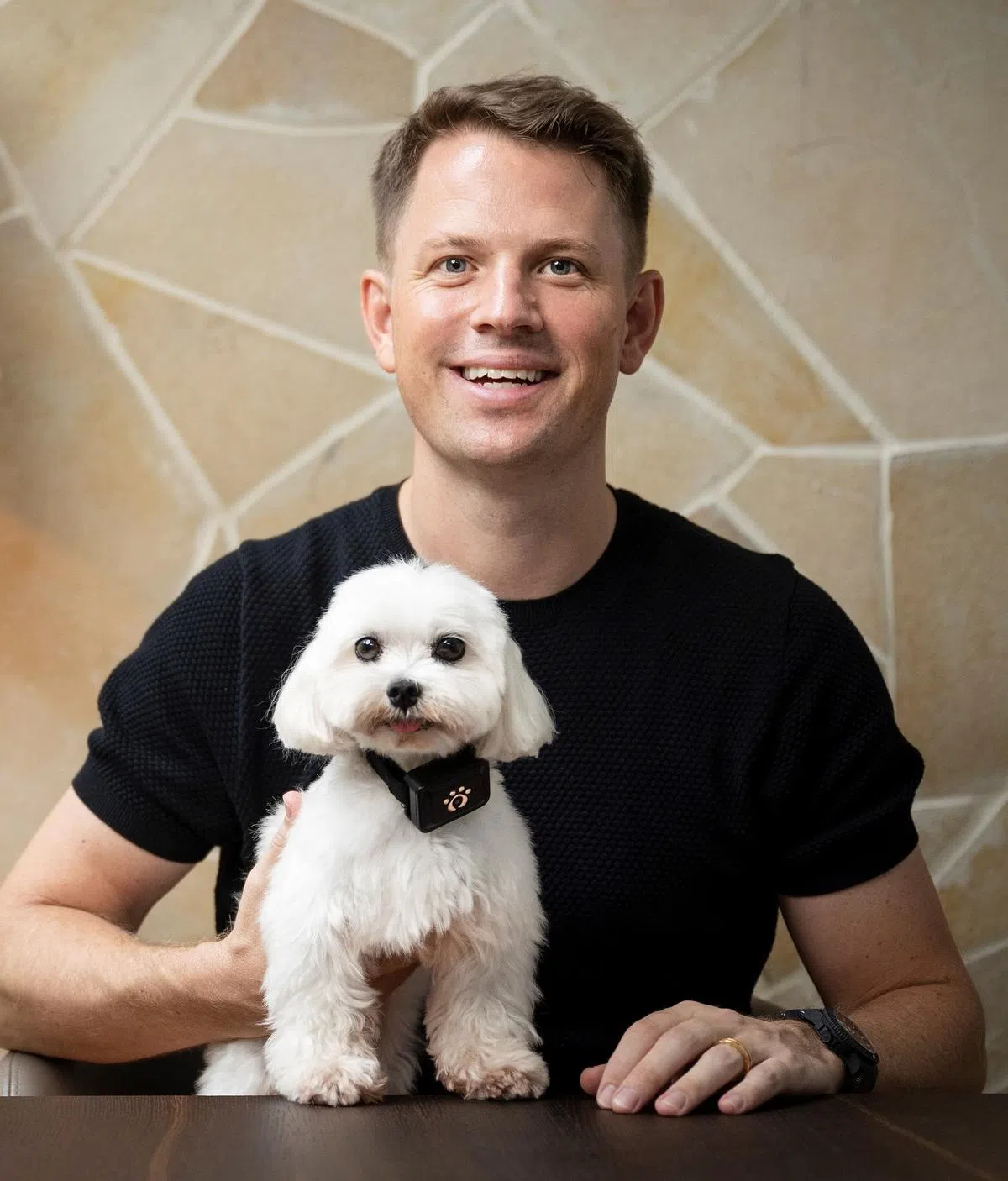 理查德·尼尔森和他心爱的马尔济斯犬“Cesar”。（受访者提供）