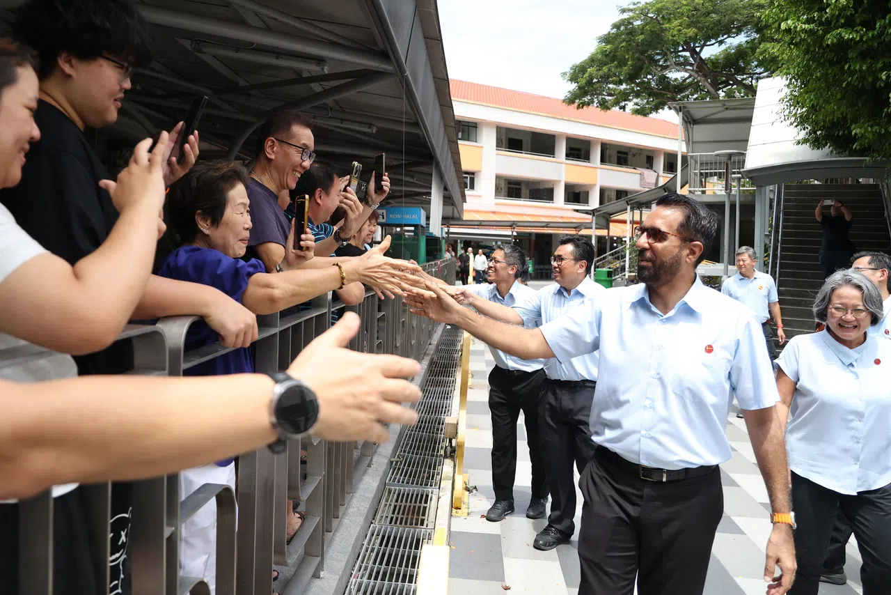 工人党秘书长毕丹星（右二）星期天（5月4日）带领阿裕尼集选区团队成员张文杰（右起）、林瑞莲、莫哈默法理，以及严燕松在勿洛蓄水池630座组屋的小贩中心答谢选民支持。（郑一鸣摄）