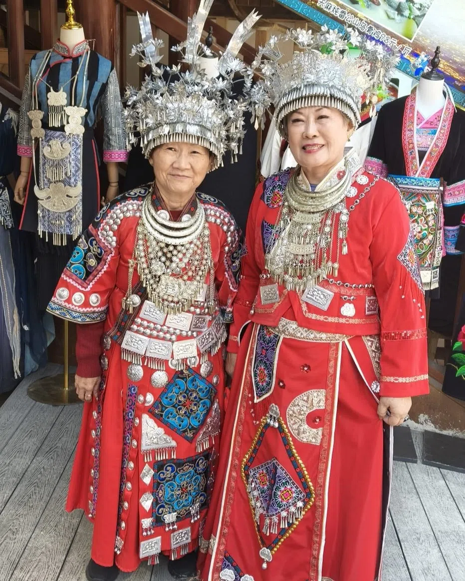 金银姬（右）在贵州穿苗族的传统服饰入镜。（受访者提供）