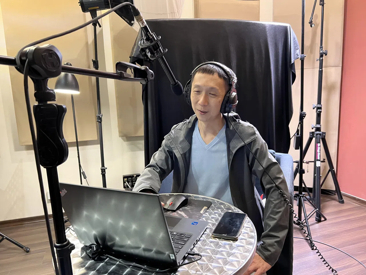 96.3好FM电台主持人王德明说，他通过有声书的录制，进一步认识建国总理李光耀丰富多彩的人生经历。（联合早报）