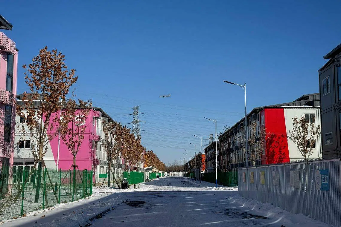 北京金盏七彩家园总面积约28个足球场大，有4910个单位，九个楼栋群分别漆上红、橙、黄、绿等七彩颜色。（黄小芳摄）