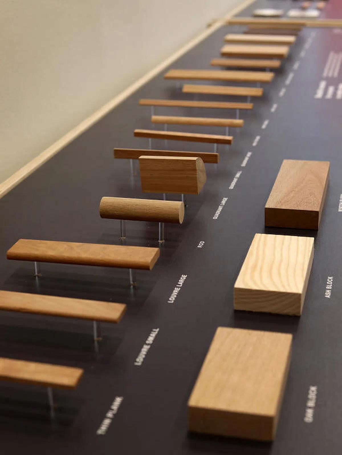 木商供应不同形状的木条用来制成木门或装修饰面。