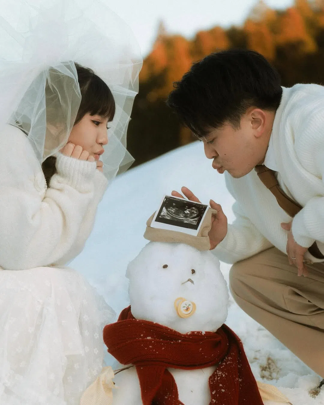 夫妻俩用雪人代替腹中宝宝，拍了全家福。（取自黄宇哲IG）