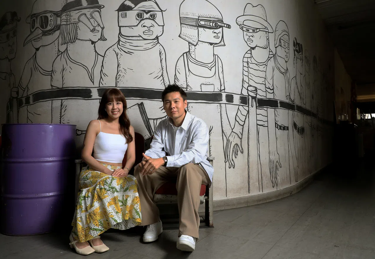 新加坡导演陈哲艺（右）与新晋导演刘慧伶之前在黄金大厦的The Projector拍封面照。（档案照片）