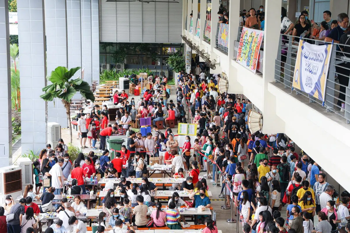 华助会今年举办的“准备上学咯！”活动吸引了不少家庭前来参加。（李冠卫摄）