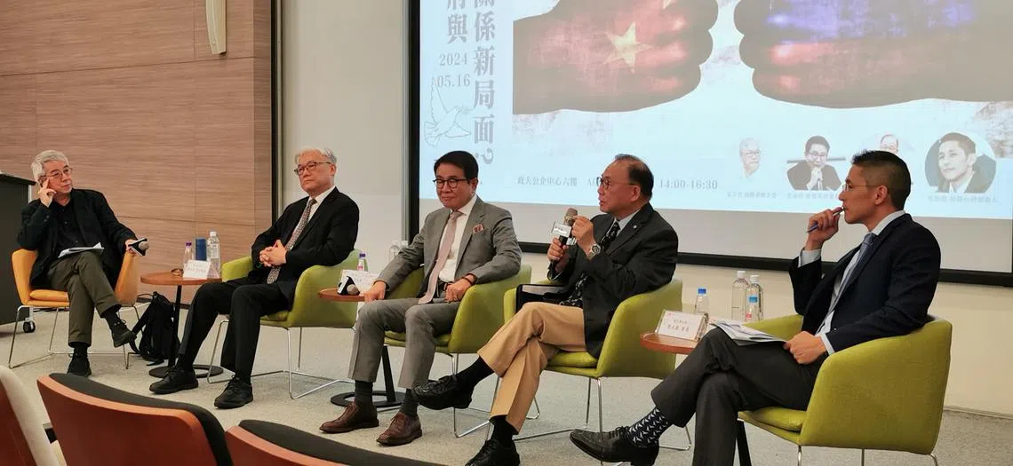 跨党派专家星期四（5月16日）在台北研讨会“新政府与两岸关系新局面”交流意见。左起为主持座谈的传播学者郭力昕、夏立言、洪奇昌，以及退役海军上将、国民党立委陈永康和壮阔台湾创办人吴怡农。（温伟中摄）