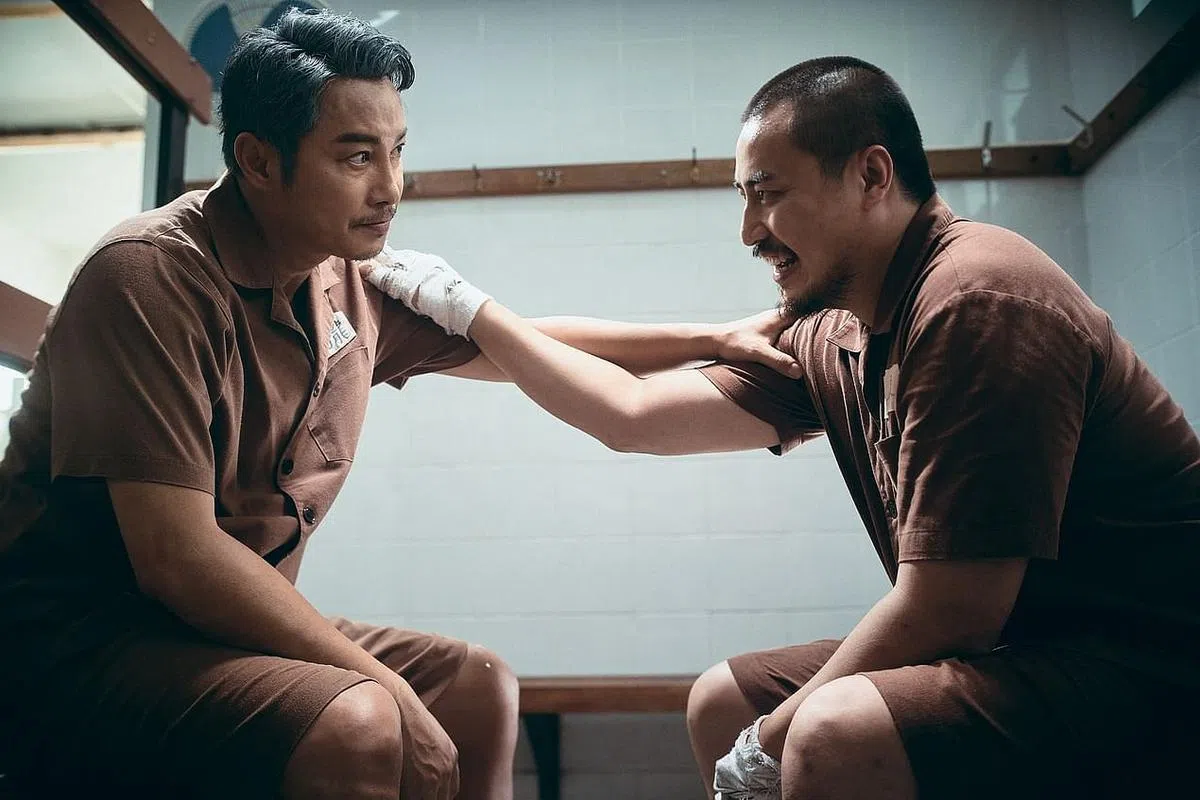 《逃狱兄弟3》谭耀文（左）与张建声饰演的囚犯肝胆相照。（邵氏电影提供）