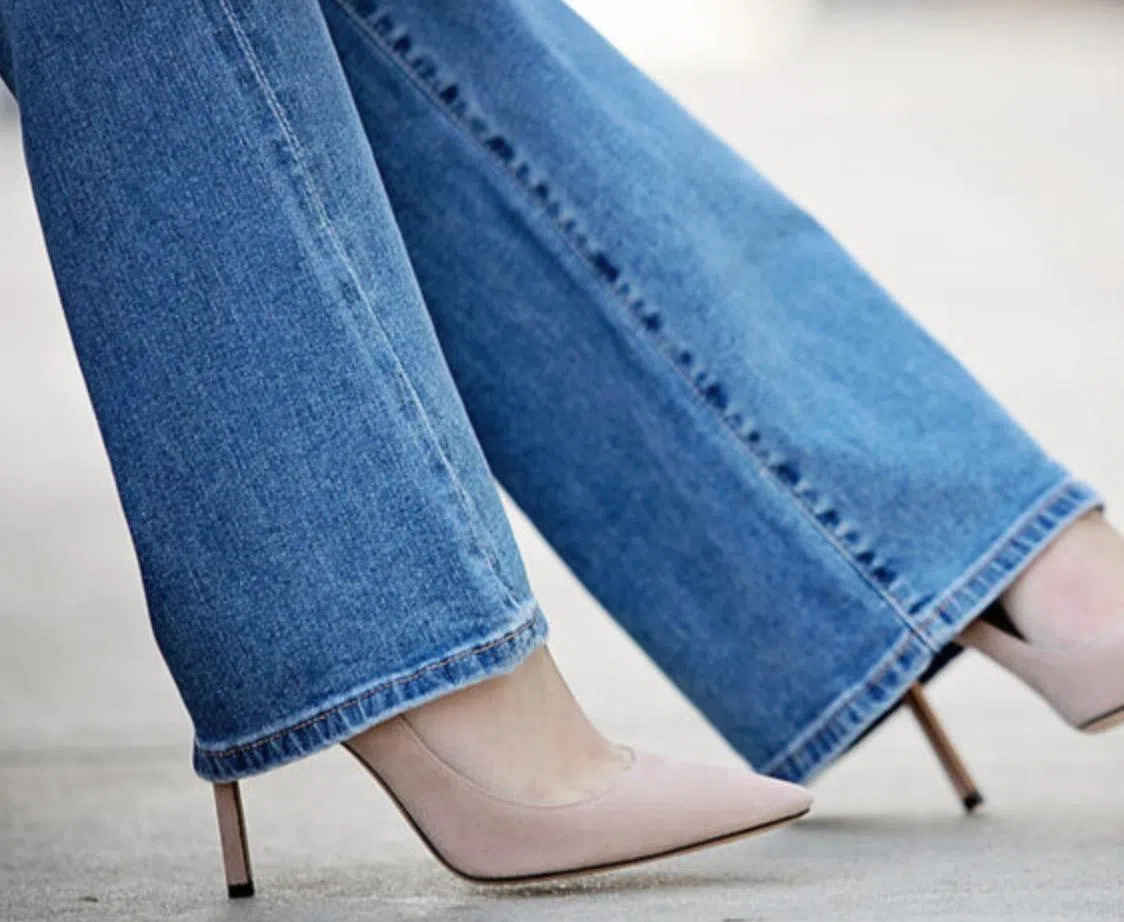 长到拖地的牛仔裤配上高跟鞋，双腿更显修长。（互联网）