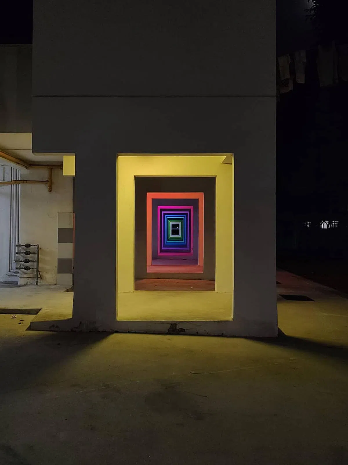 彩虹照亮组屋楼下。（受访者提供）