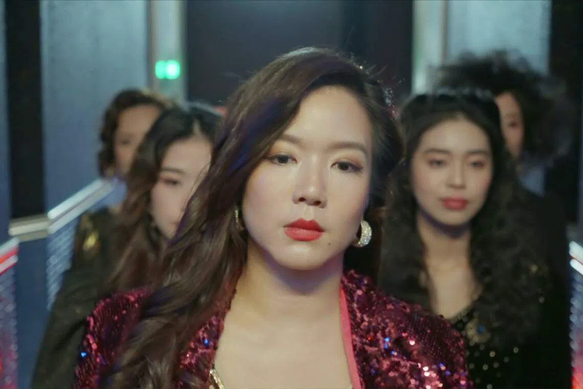 瑞恩在《欧巴，我爱你！》以妈妈桑造型登场，不过这段情节只是角色的梦境。（新传媒提供）