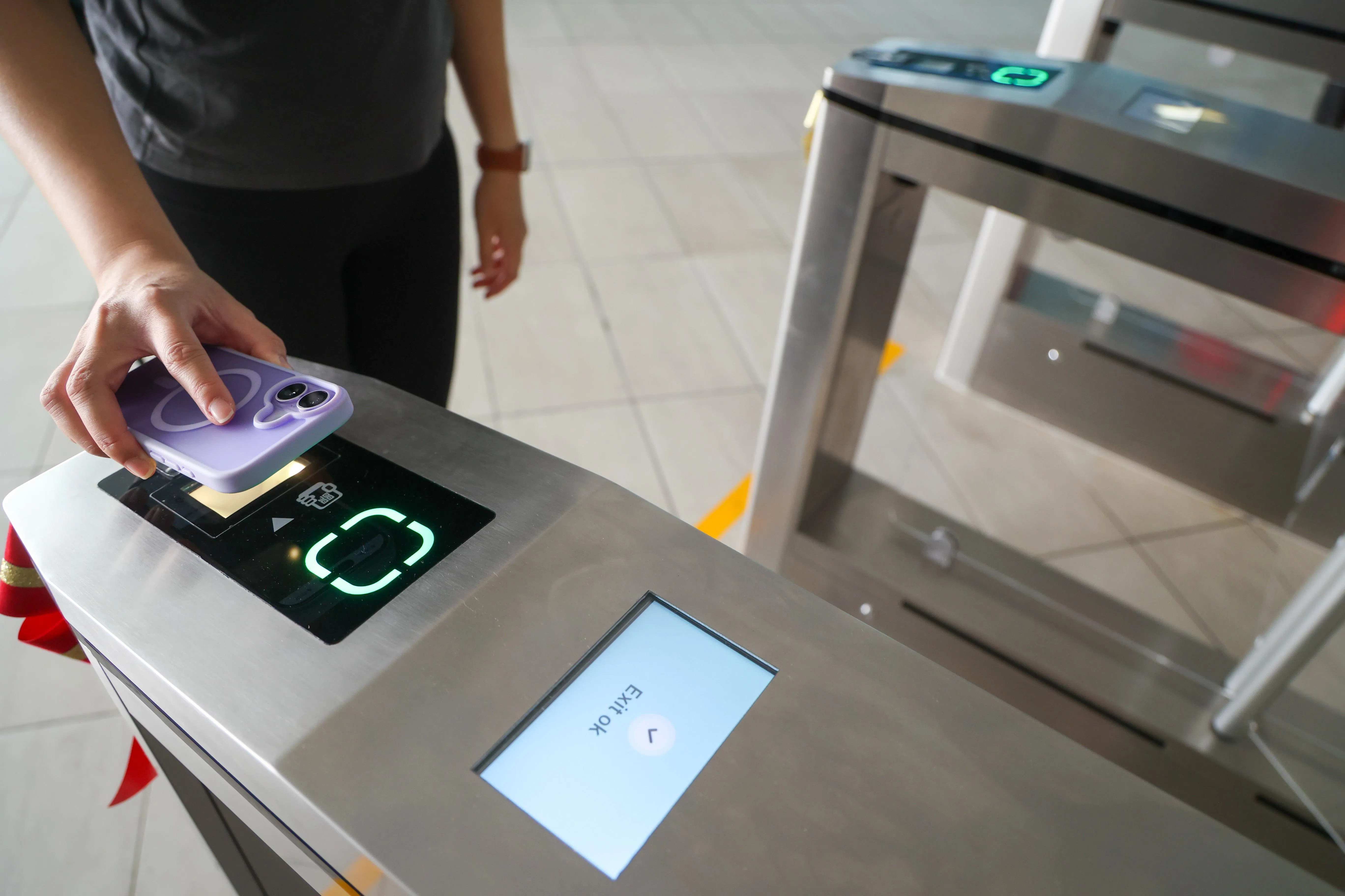 新加坡体育理事会说，完成评估后，新一代闸门将陆续扩展到所有其他ActiveSG泳池。（吴先邦摄）