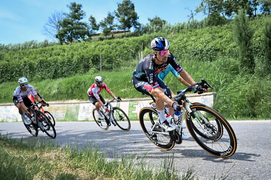 罗格里奇（右）将首次参加保诚新加坡绕圈赛。图为他今年在环法脚踏车赛参加在意大利举行的第三站比赛。（保诚新加坡绕圈赛主办方提供）
