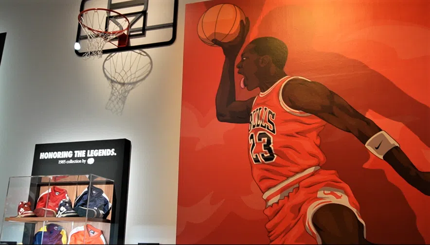 迈克尔乔丹（Michael Jordan）带动了全球街头球鞋的潮流。（王昀诗摄）