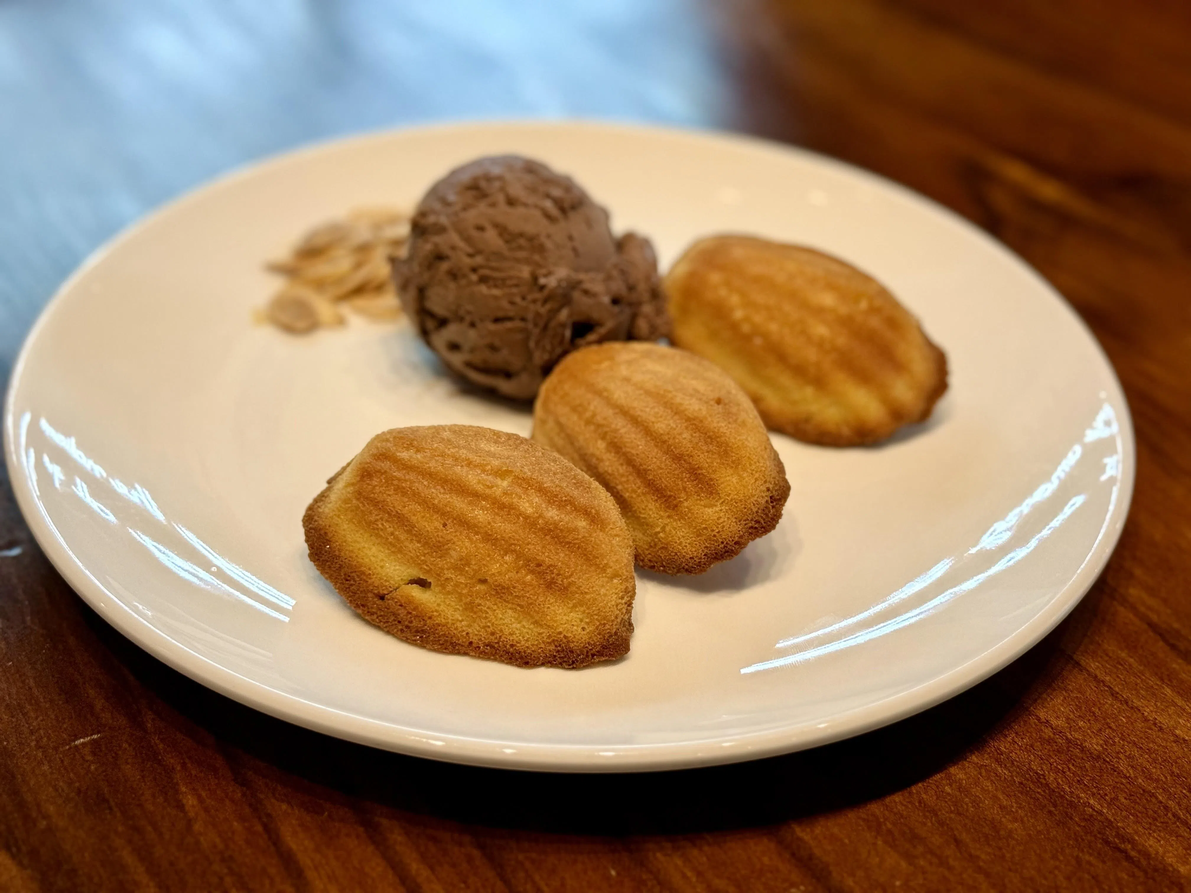 现烤玛德莲外层微脆，内里柔软湿润，带着淡淡柠檬香。（叶晓虹摄）