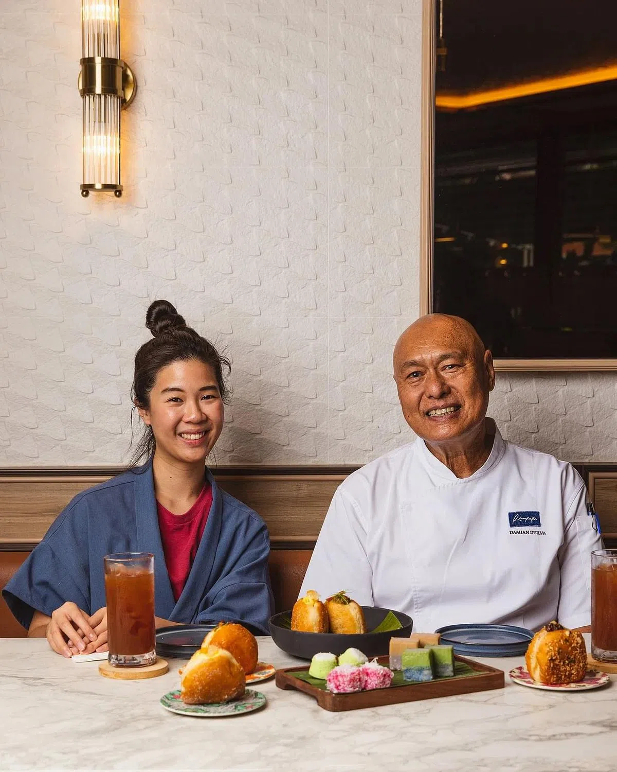 Rempapa负责人迪希瓦（右）和Sourbombe Artisanal Bakery创办人李昕霓合作新年甜点。（照片由受访者提供）