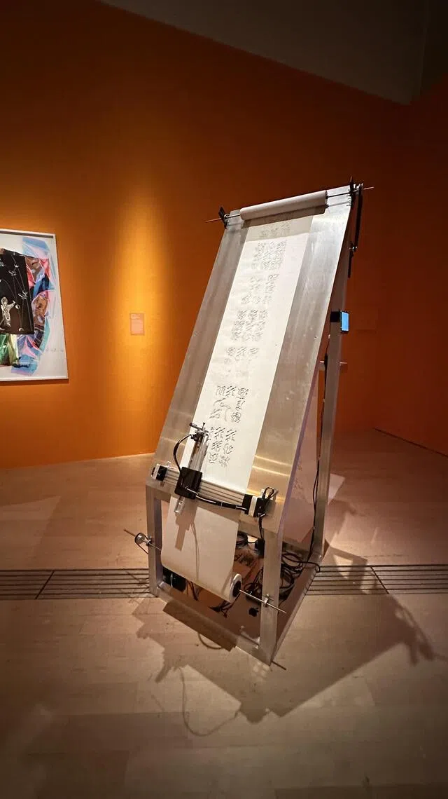 新加坡艺术家王建斌的生成艺术装置《云篆》。（黄向京摄）