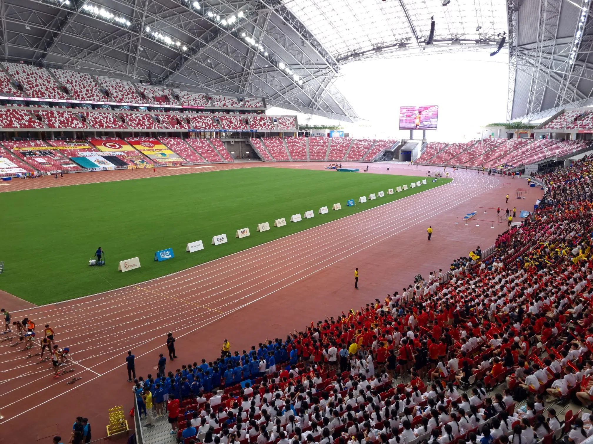 见到运动员准备开跑，观众都热血沸腾，发出热烈的欢呼。（彭怡茜摄）