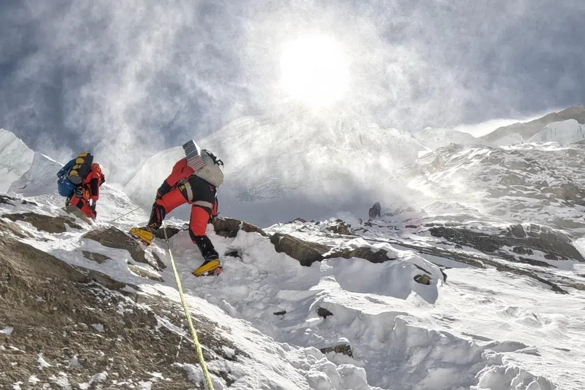 安纳普尔纳峰的登顶窗口期通常在4月中，基于天气因素，今年登顶的窗口期提前至4月初而且被缩短。图为曾小耘这次向安纳普尔纳峰顶峰挺进时的画面，由另一名攀山员Song Yujiang所摄。