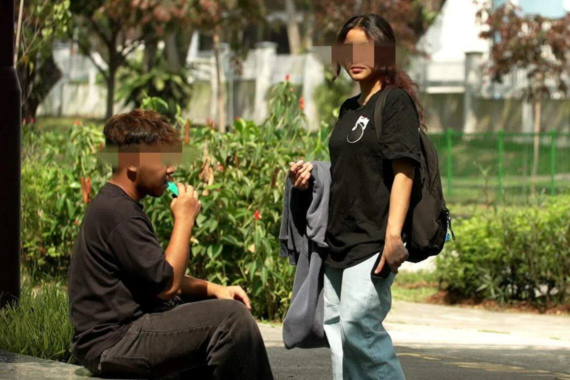 受访教育工作者指， 青少年吸电子烟不光是跟风，更大的可能是心理缺陷。（视频截图）