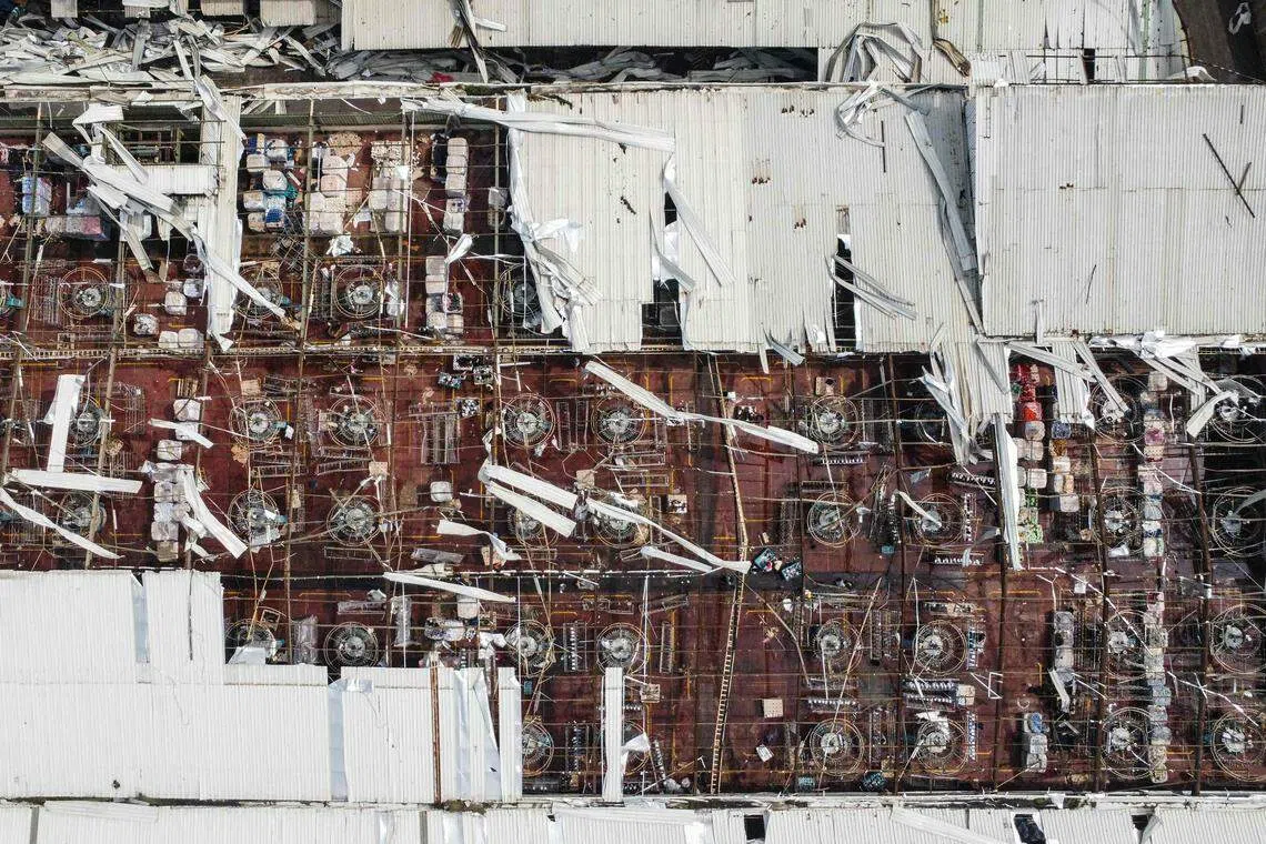 俯瞰图显示，苏美当镇一家纺织工厂的大片顶棚被狂风卷走。（法新社）