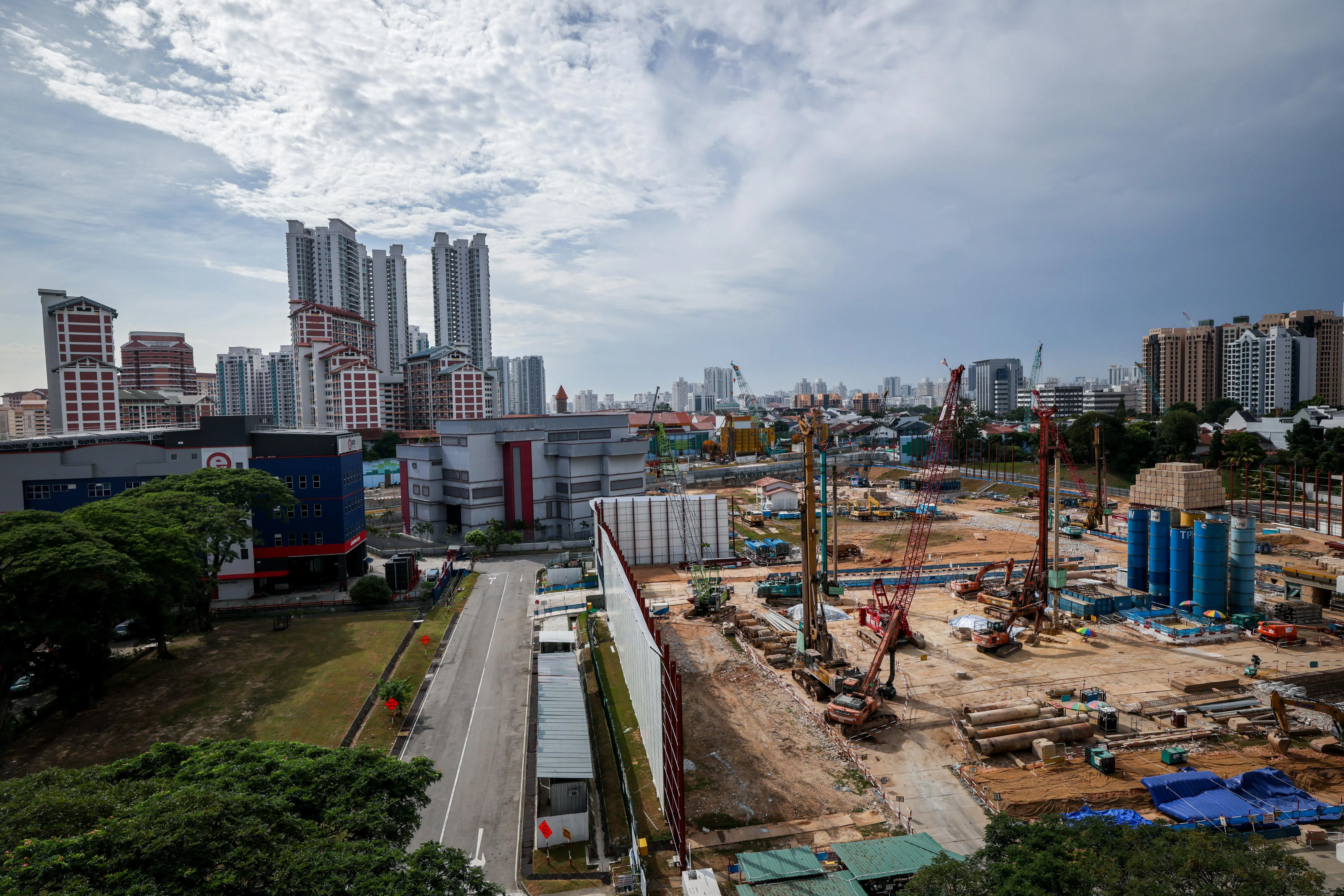 新民路和玛丽蒙路之间的地段原有的一座租赁组屋和几座工业建筑都已拆除。地段旁边还有一个即将完工的预购组屋项目Sin Ming Residences（不在图内）。（叶振忠摄）