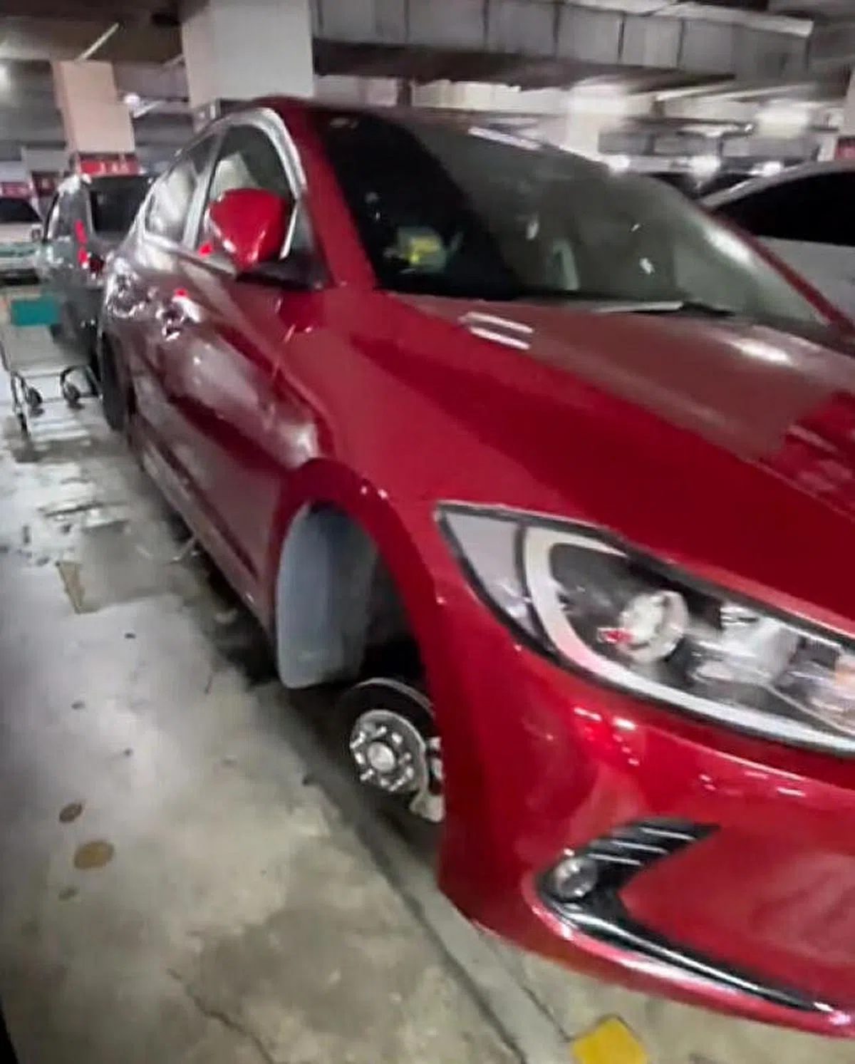 撑起狮城汽车的支架还留在现场，导致汽车倾斜。（视频截图）