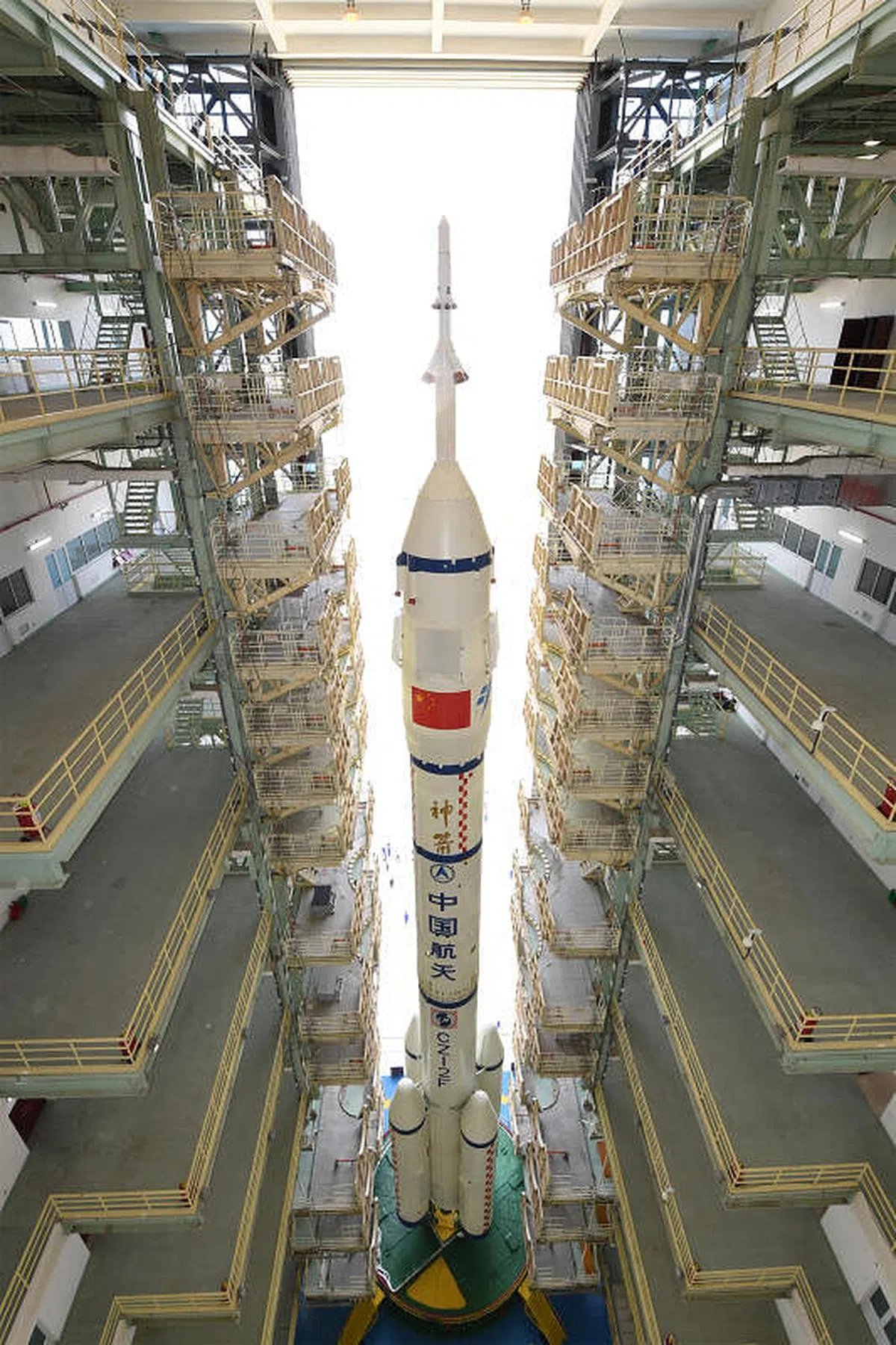 神舟十二号载人飞船与长征二号F遥十二运载火箭组合体6月9日正在转运至发射区。（新华社）