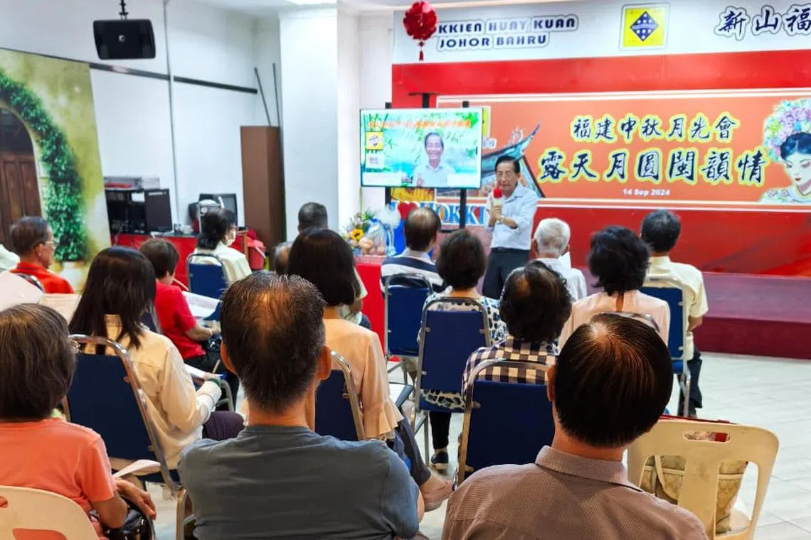 海南陈氏公会文教主任陈垂良（面对镜头者）过长堤到柔佛诗社，为爱好者上诗词吟唱课。（受访者提供）