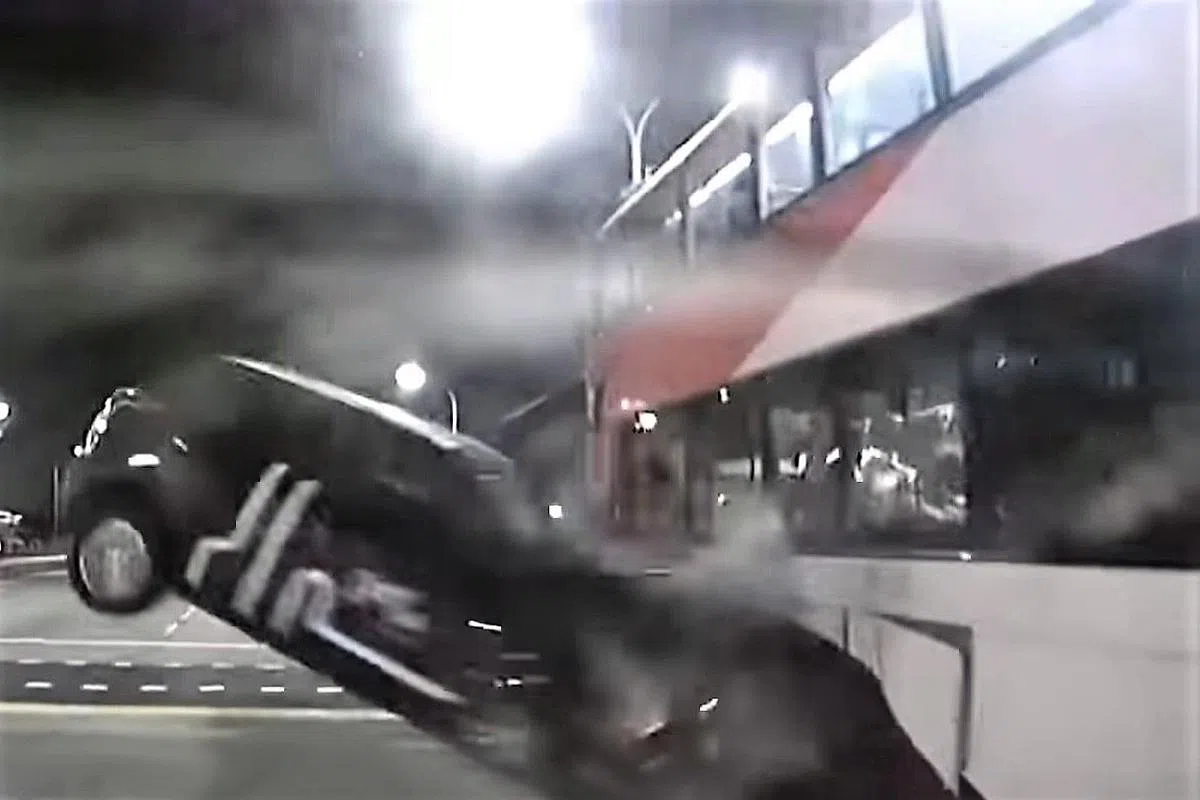 这辆共享汽车猛撞巴士后，冒出浓烟，车头严重损坏。（取自脸书）