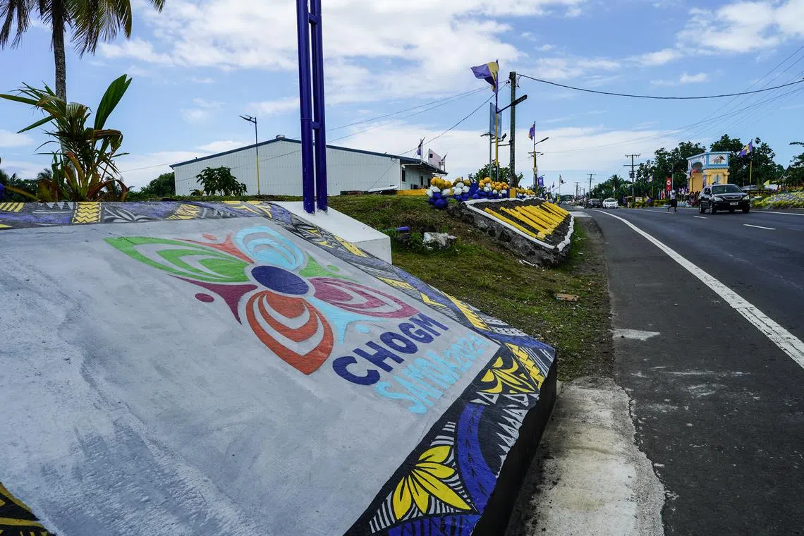 萨摩亚政府投入4000万萨摩亚塔拉筹办共和联邦政府首脑会议，当地多个村庄也以共和联邦国家为主题换上新装，包括图内以巴巴多斯国旗蓝黄色装饰的村庄。（共和联邦秘书处提供）