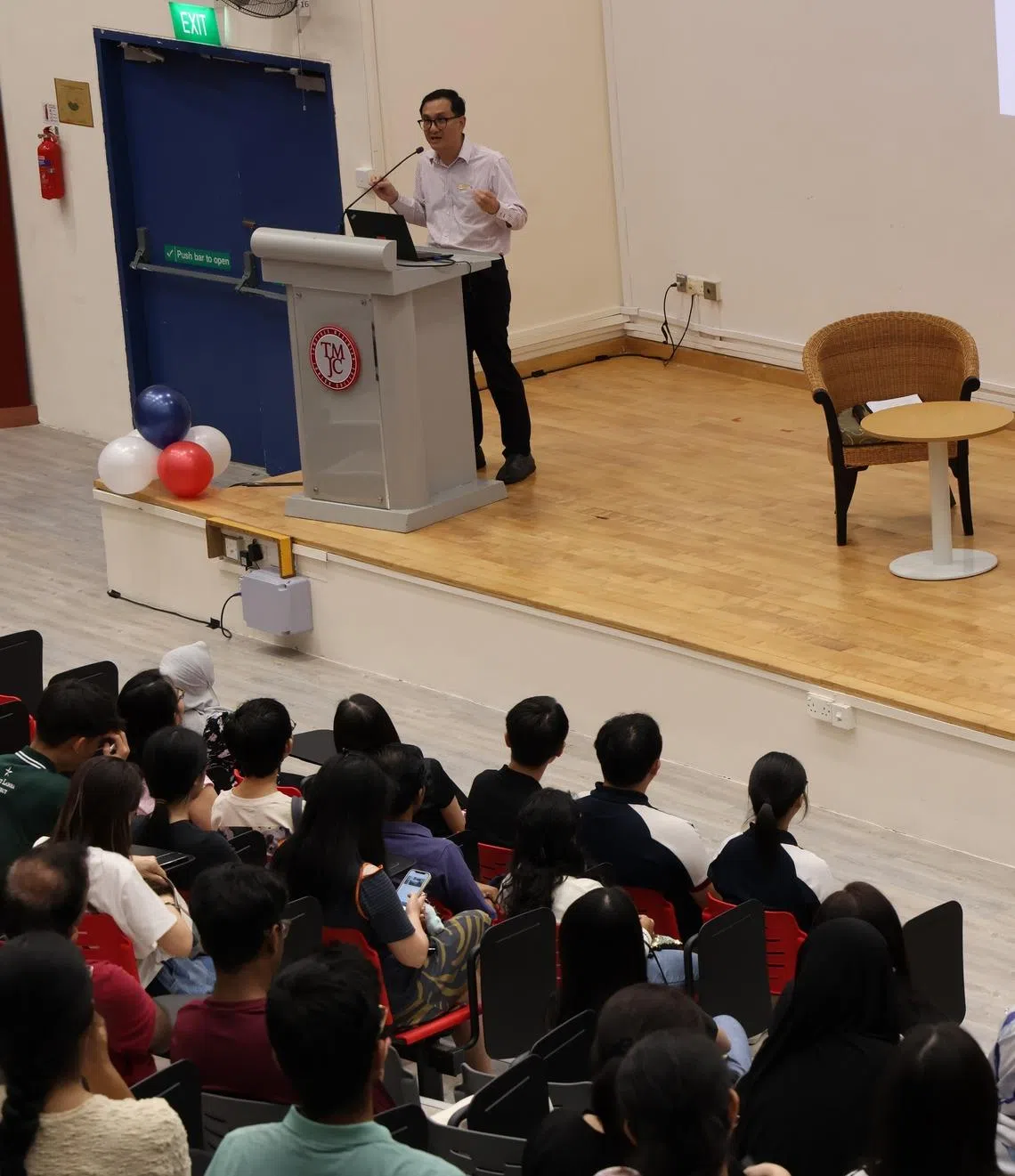 院长冼健豪在分享会上，与访客亲切交流。（淡美初院摄影俱乐部提供）