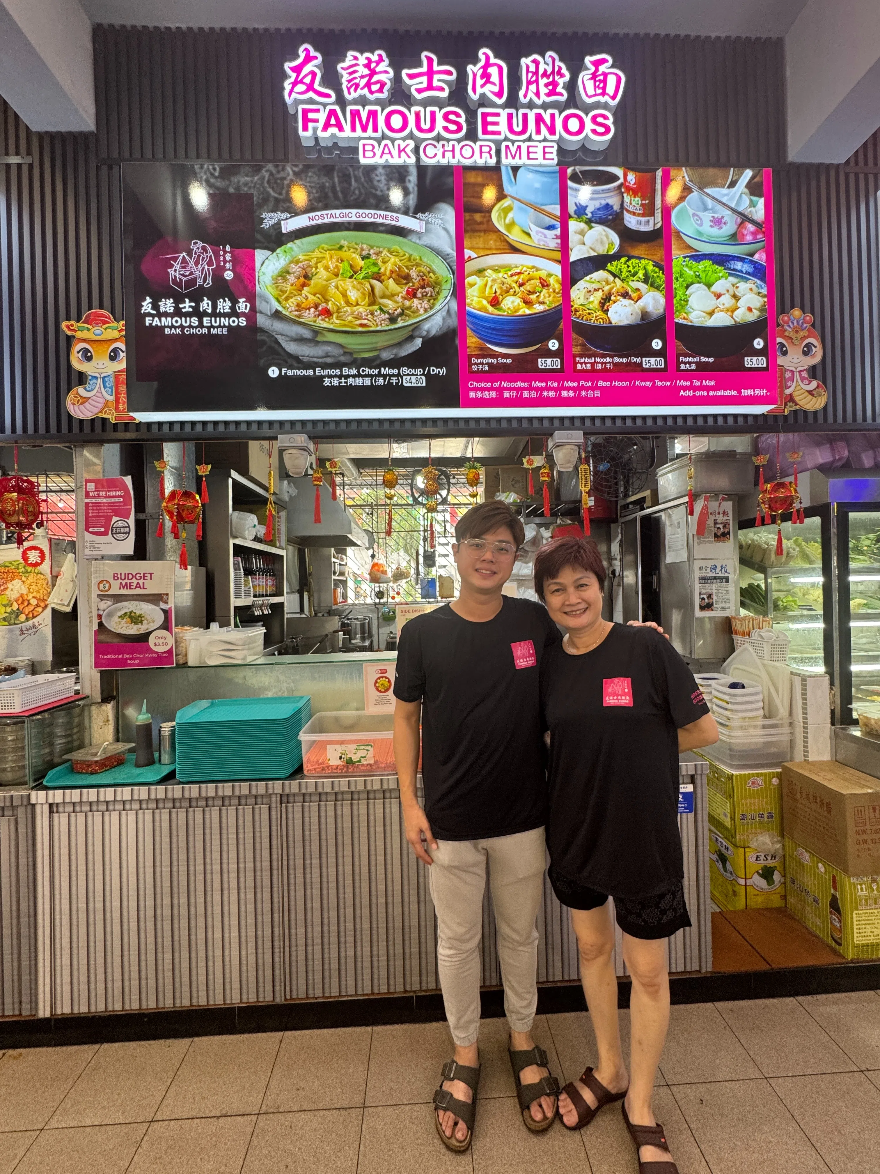 吕珏葳（左）从妈妈手中接过档口，第一件事就是把食材用料标准化。（翁铭芯摄）