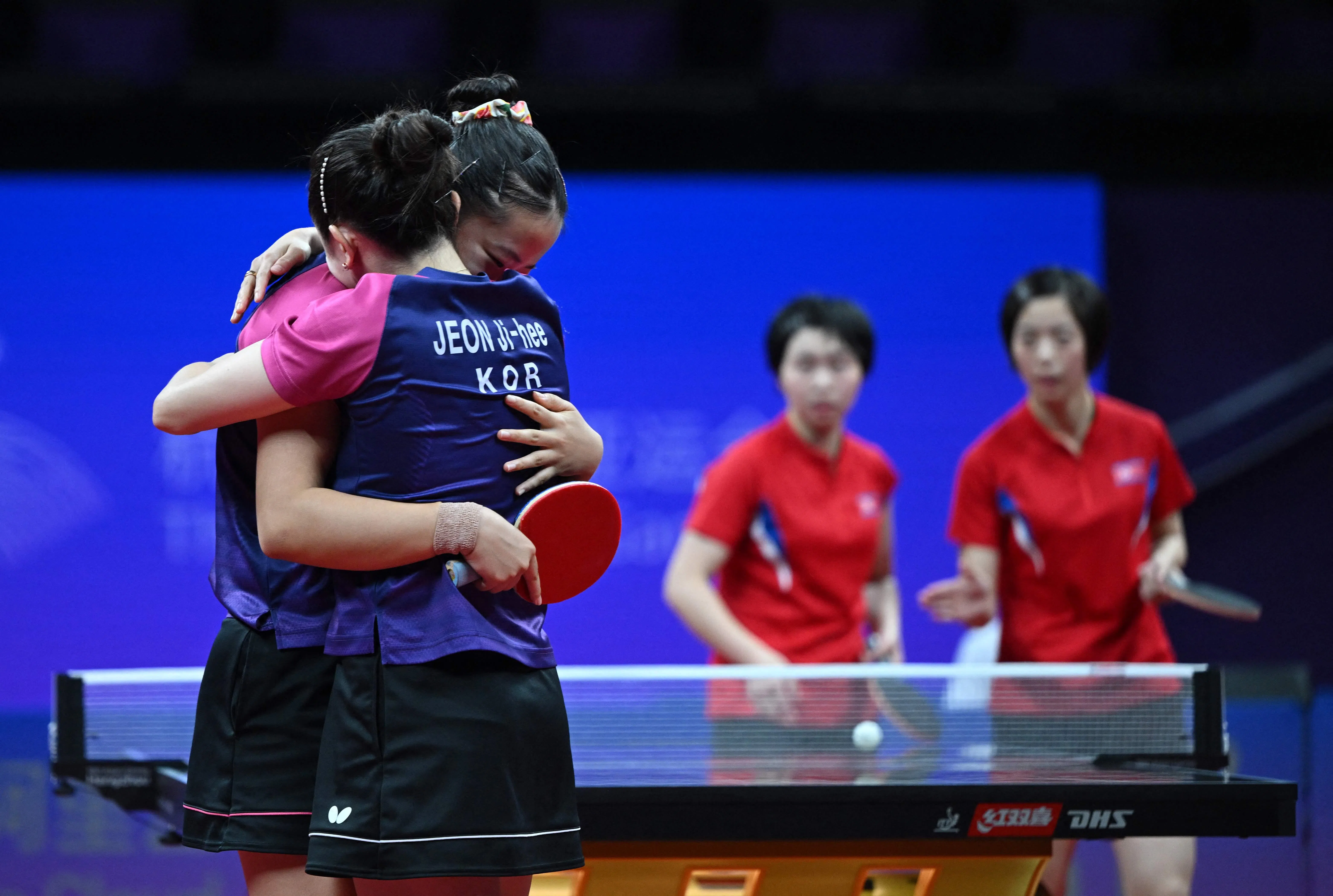 韩国女双组合田志希／申裕斌在女双决赛中，4比1击败朝鲜队的嵯水影／朴水镜，获得女双冠军。（法新社）