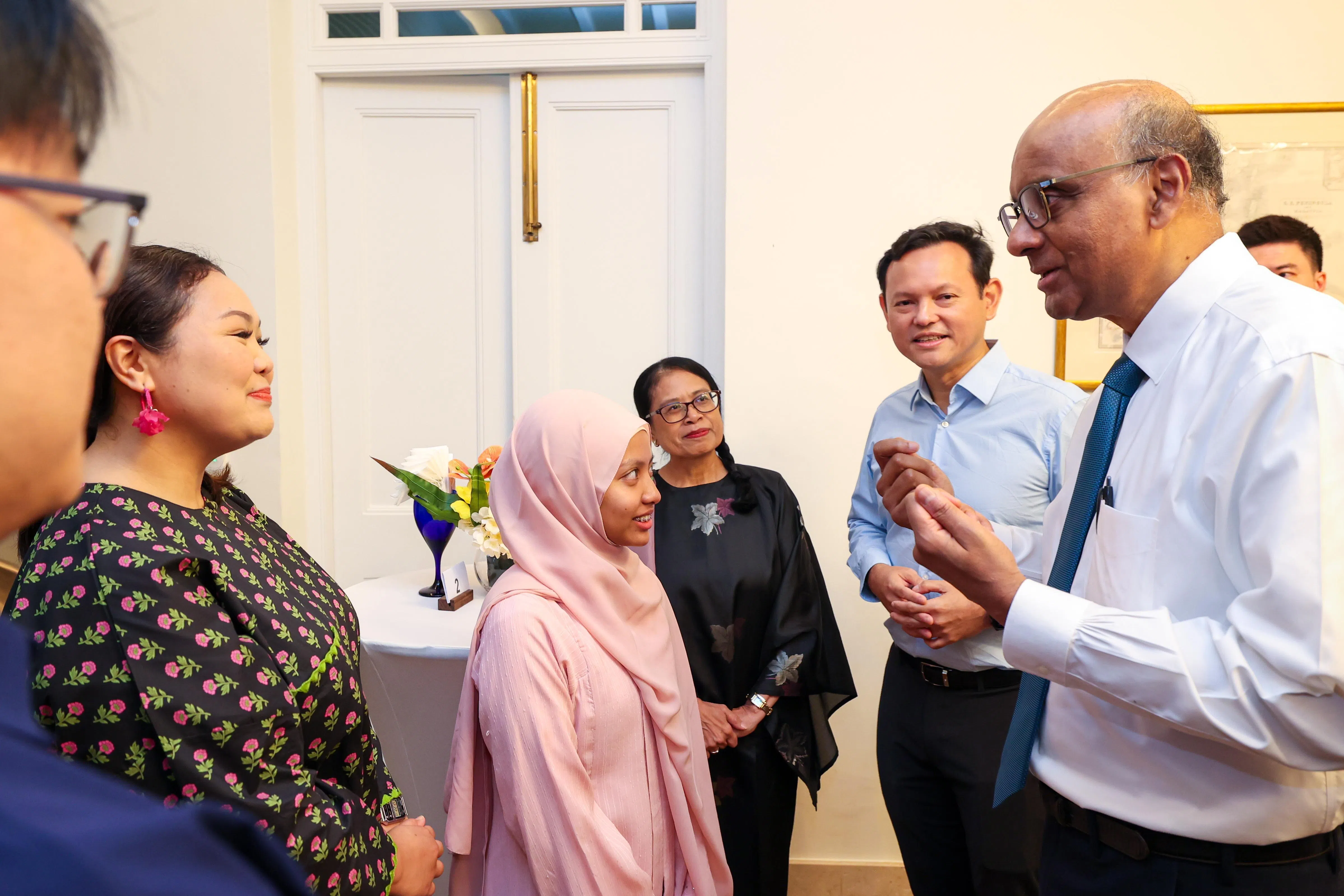 尚达曼总统（右一）和国防部兼永续发展与环境部高级政务部长扎吉哈（右二）在慰劳午宴上与今年妆艺大游行的参与者交流，包括首次参演的工艺教育学院现代舞团成员阿德丽娜（粉衣）。（林明顺摄）