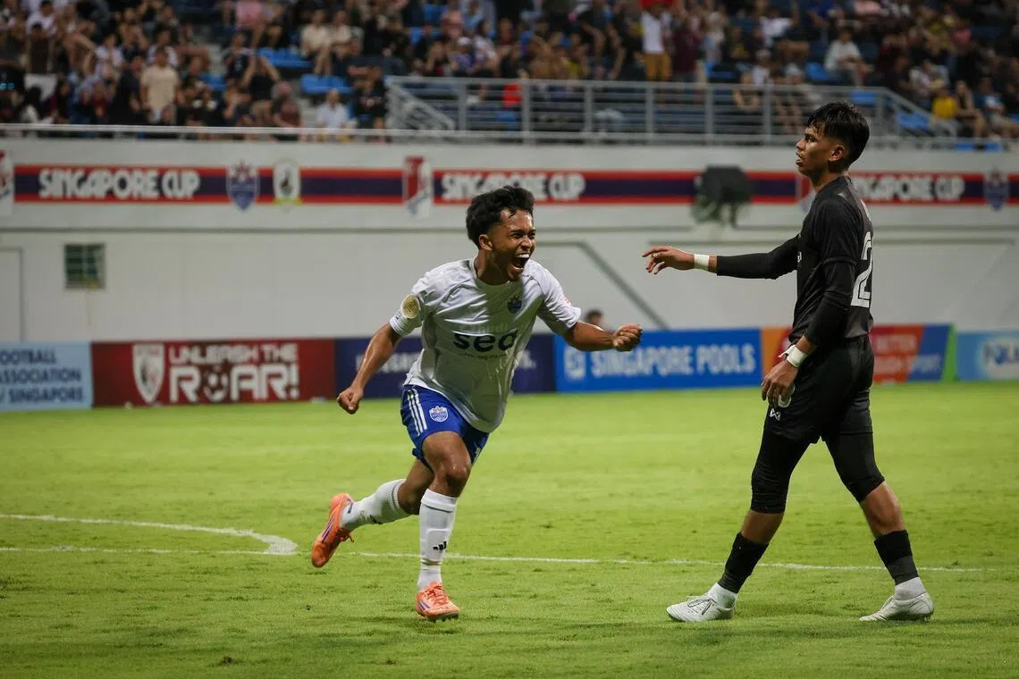 水手中场哈密（左）在加时赛下半场攻入价值连城的进球，帮助球队打破场上僵局。（海峡时报）