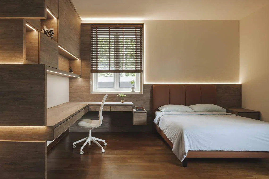 儿子的卧房采用深色的木纹层压板材质。（Metre Architects）